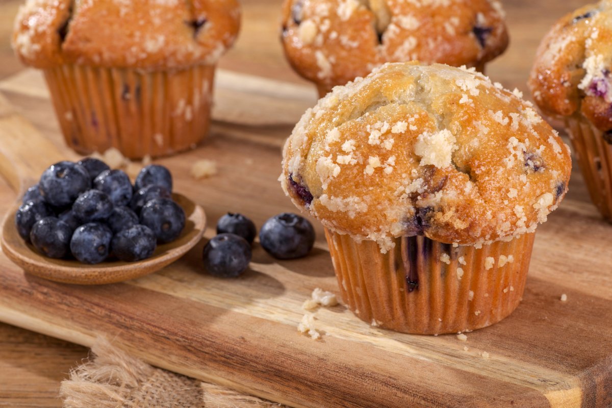 BLUEBERRY MUFFINS AND FRESH BLUEBERRIES.